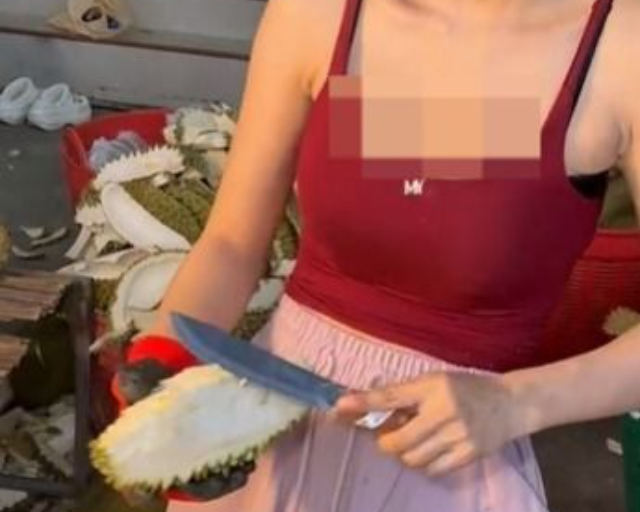 Viral! Penjual Durian Cantik