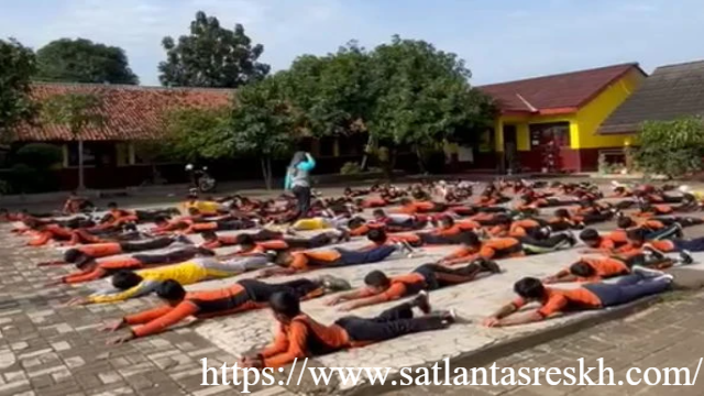 Fenomena Viral: Murid SD Belajar Renang di Lapangan Sekolah